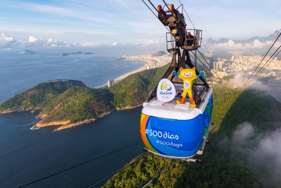 24 marzo 2015: un&#39;immagine di Vinicius, mascotte di Rio 2016, sul tetto della funivia per il Pan di Zucchero (Epa)